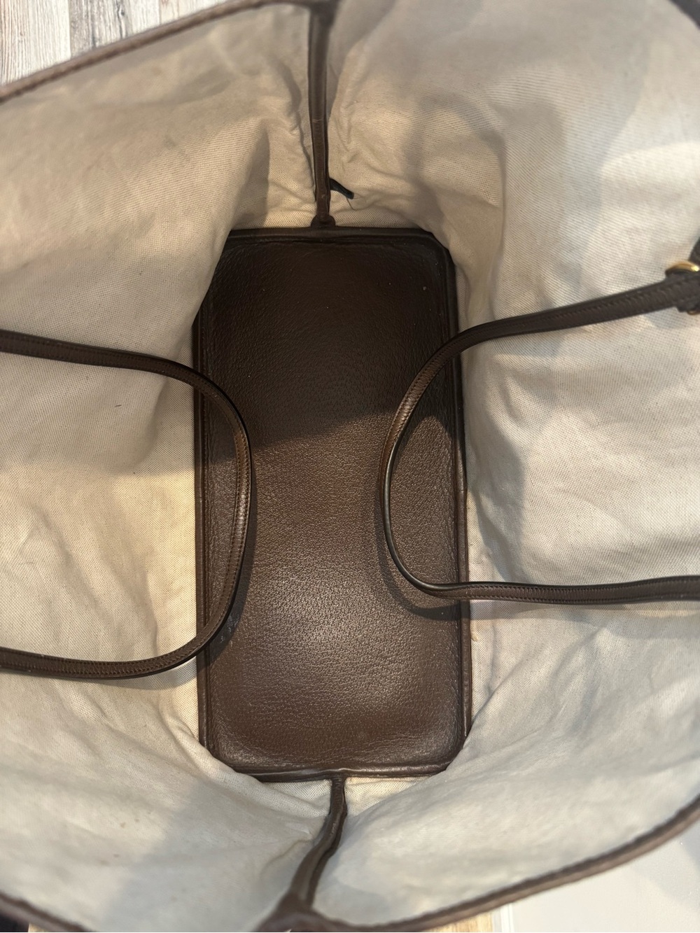 Gucci GG Supreme Canvas Tote in Beige and Brown - Picture 2 of 4